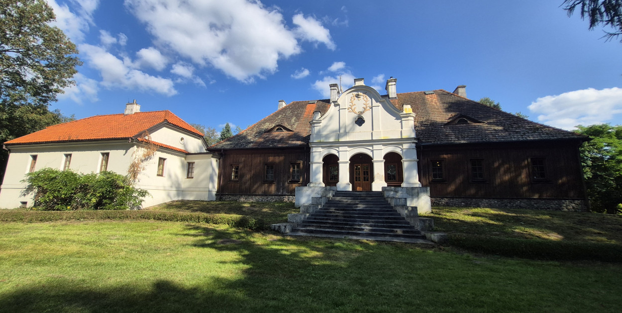 Dwór w Paplinie zmienił właściciela