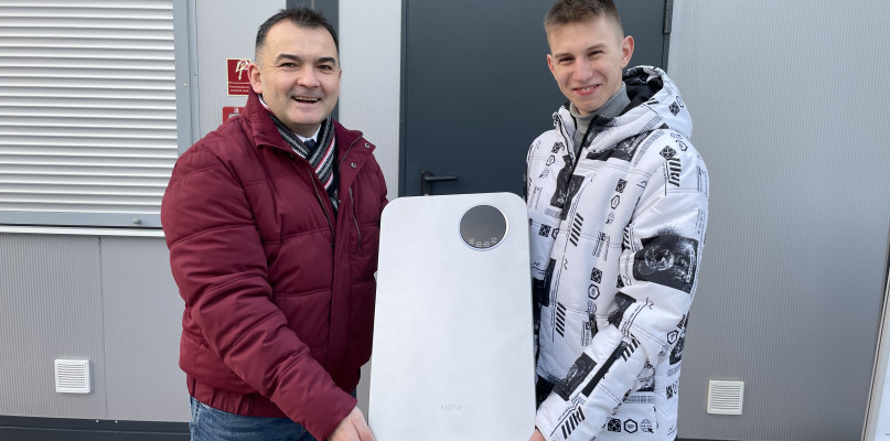Burmistrz Paweł Marchela wręczył Aleksandrowi Sołowińskiemu nagrodę za wymyślenie nazwy dla nowego PSZOK-u (fot. UM w Węgrowie)