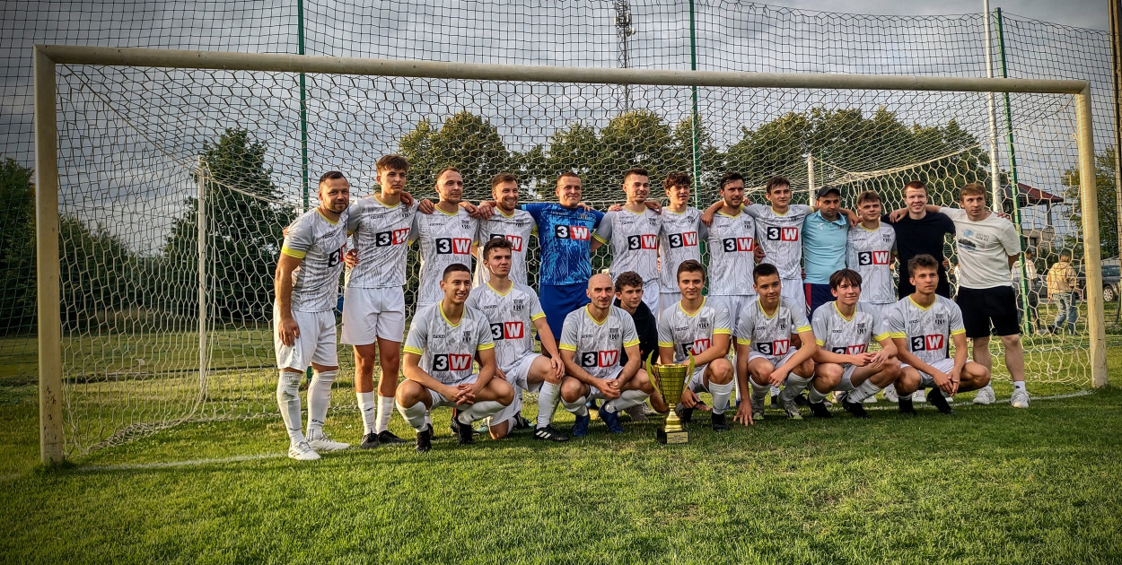 ŁKS Łochów triumfuje w derbach gminy o Puchar Burmistrza Łochowa