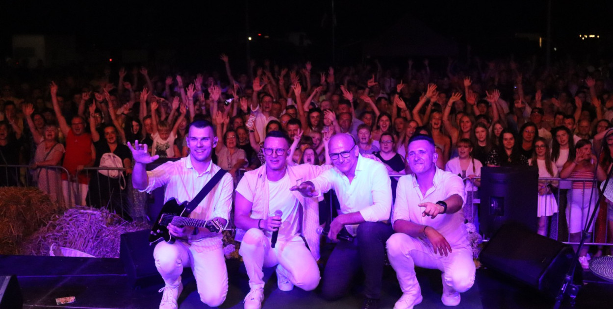 Zespół Playboys był gwiazdą wieczoru tegorocznych dożynek. Na scenie wraz z  Wójtem Gminy Sadowne, Waldemarem Cyranem (drugi od prawej)fot. Powiat Węgrowski