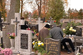 Savoir-vivre na 1 listopada. Jak się zachować podczas wizyty na cmentarzu?-12451
