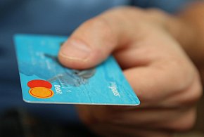 Fiskus skontroluje płatności kartą Polaków? Resort zabiera głos-12583