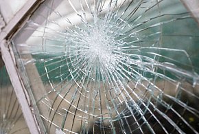 15-latek zbił szybę śnieżką. Sprawą zajęła się policja