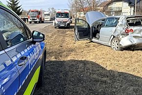 Groźnie wyglądające zderzenie ciężarówki z osobówką. Na szczęście bez ofiar