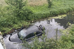 Samochód wpadł do starorzecza Liwca. Na miejscu pracowały służby