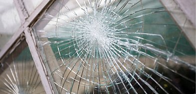 15-latek zbił szybę śnieżką. Sprawą zajęła się policja