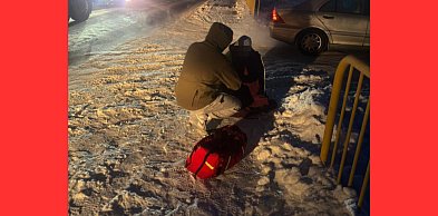 Wracał ze służby, znalazł wychłodzonego mężczyznę na poboczu