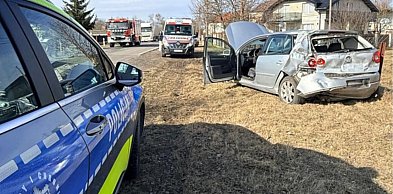 Groźnie wyglądające zderzenie ciężarówki z osobówką. Na szczęście bez ofiar