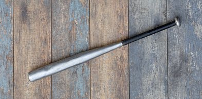 Pobicie z użyciem... kija bejsbolowego. 27-latek z zarzutami