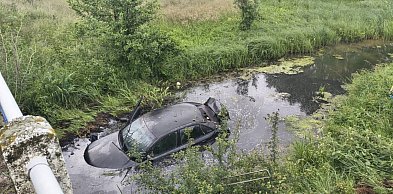 Samochód wpadł do starorzecza Liwca. Na miejscu pracowały służby