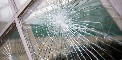 15-latek zbił szybę śnieżką. Sprawą zajęła się policja