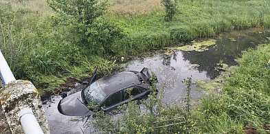 Samochód wpadł do starorzecza Liwca. Na miejscu pracowały służby