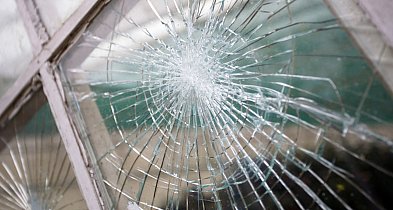 15-latek zbił szybę śnieżką. Sprawą zajęła się policja