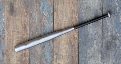 Pobicie z użyciem... kija bejsbolowego. 27-latek z zarzutami