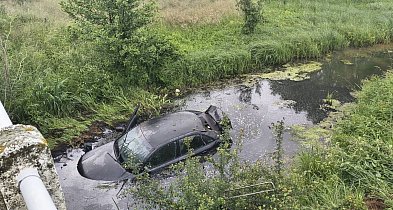 Samochód wpadł do starorzecza Liwca. Na miejscu pracowały służby