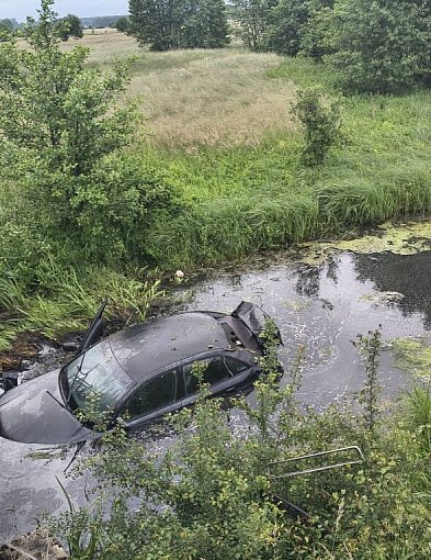 Samochód wpadł do starorzecza Liwca. Na miejscu pracowały służby