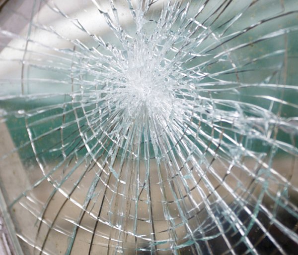 15-latek zbił szybę śnieżką. Sprawą zajęła się policja