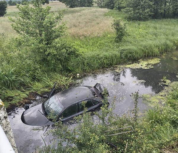 Samochód wpadł do starorzecza Liwca. Na miejscu pracowały służby