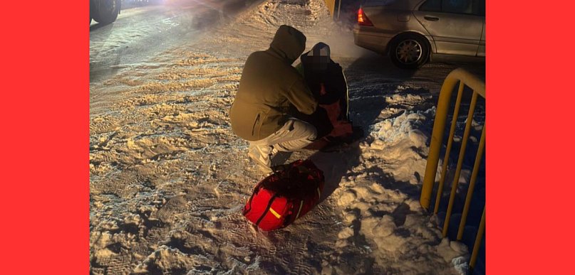 Wracał ze służby, znalazł wychłodzonego mężczyznę na poboczu