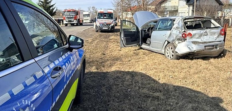 Groźnie wyglądające zderzenie ciężarówki z osobówką. Na szczęście bez ofiar