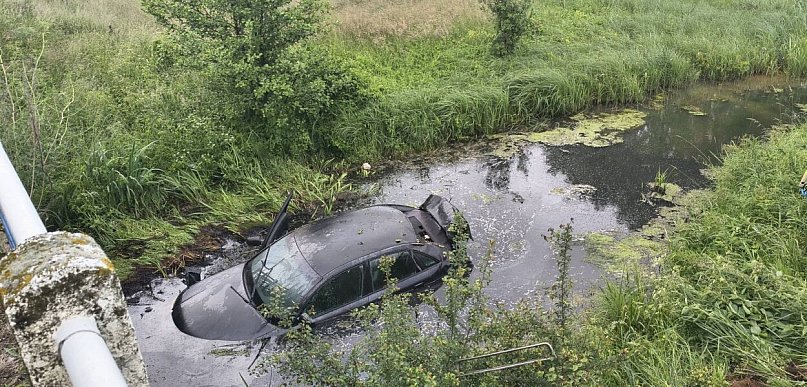 Samochód wpadł do starorzecza Liwca. Na miejscu pracowały służby
