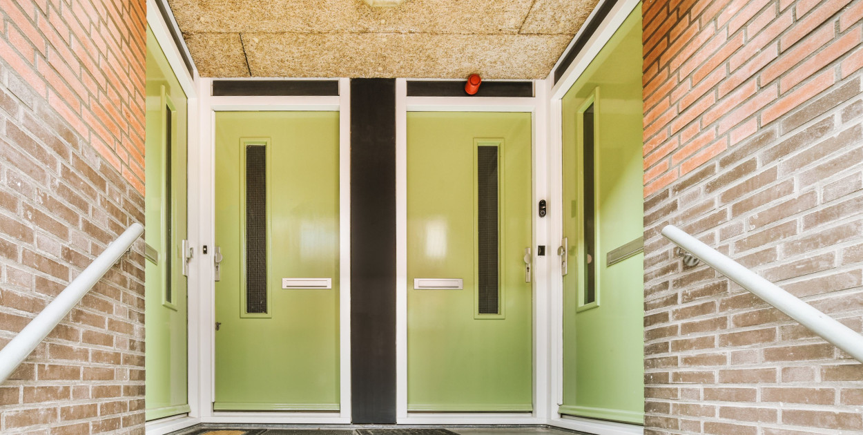 Drzwi z PCV, aluminium i drewna – porównanie materiałów i zastosowań