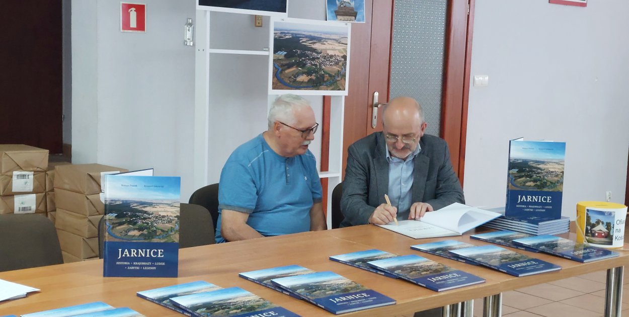 Ryszard Sakowski oraz Roman Postek podczas promocji książki o Jarnicach (fot. arch.)