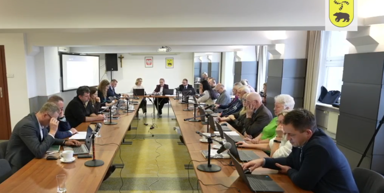 Radni Rady Miejskiej Węgrowa podczas minionej sesji (zrzut ekranu Wegrow.esesja.pl)
