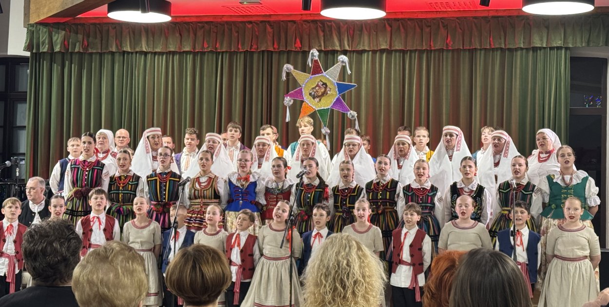 fot. Kolędowanie z ZPiT "Sokołowianie" w ubieglym roku (arch. GWIO)