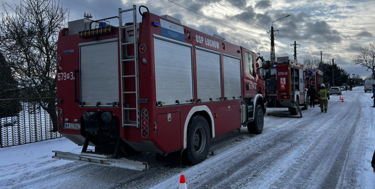 Działania podczas pożaru w jednym z budynków mieszkalnych w miejscowości Brzuza (fot. FB/OSP KSRG Ostrówek)