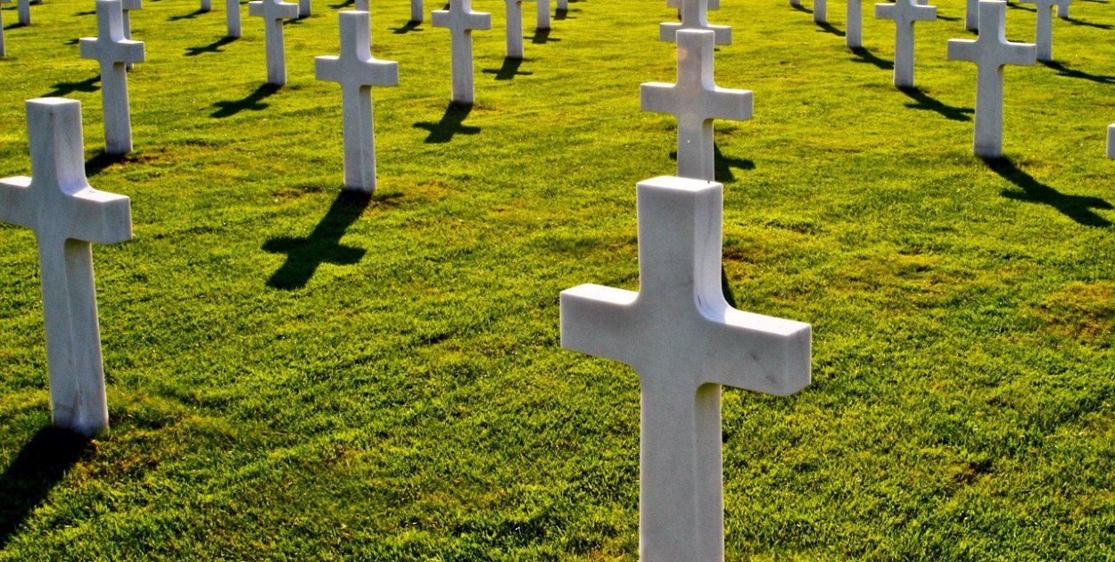 Akcesoria na cmentarz do spójnej aranżacji nagrobka