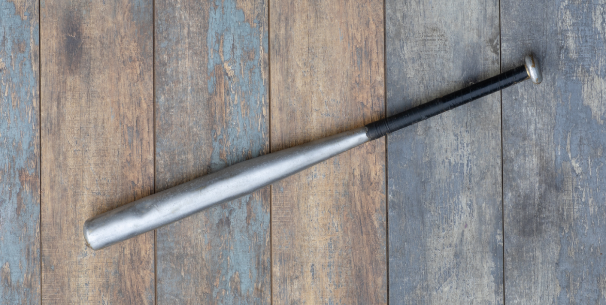 Pobicie z użyciem... kija bejsbolowego. 27-latek z zarzutami